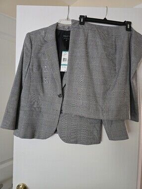 Women's Jones New York Suit (Jacket And Skirt)